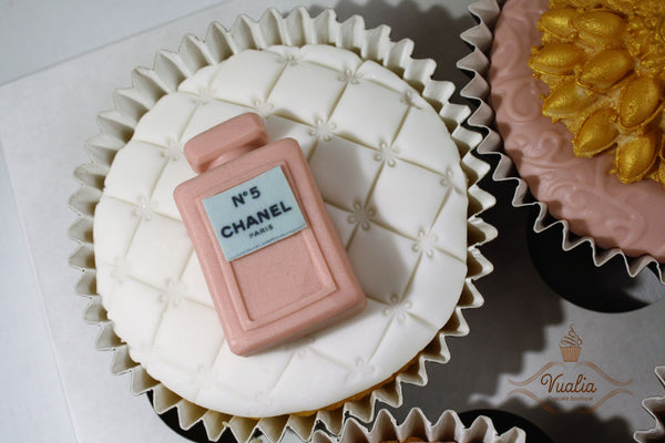 Keksiukai moterims, dovanos moterims, cupcakes Vilnius, dovana šventės proga, keksiukai gimtadieniui, gimimo data, Chanel cupcakes